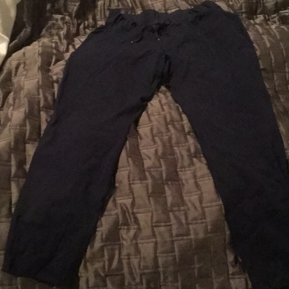 LuLulemon On The Fly Pant 28”. Navy.